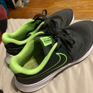 Youth Nike Star Runners 2.0 size 6.5 green and black